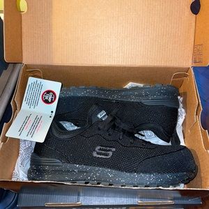 Black sketchers steal-tow